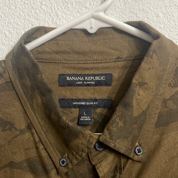 Banana Republic luxe flannel in dark green/brown mountain like print - Picture 3 of 3